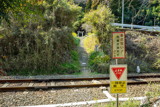線路と下野熊埜社の参道の風景（豊後大野市）