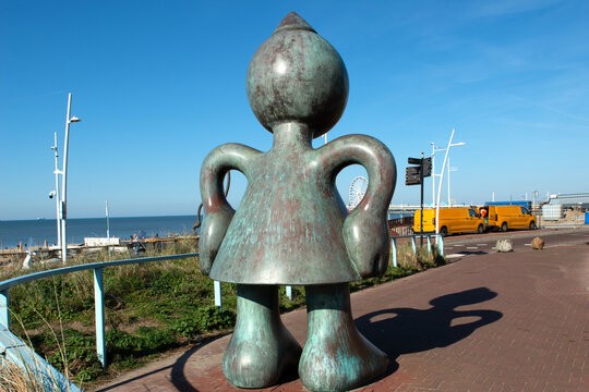 Bronzeskulptur von dem amerikanischen K&uuml;nstler Tom Otterness aus dem Skulpturenpark "SprookjesBeelden aan Zee" in Scheveningen, Niederlande.
