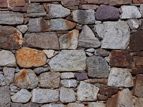 Aufgeschichtete Steinmauer
