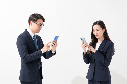 ビジネス　スマホ　男性　女性