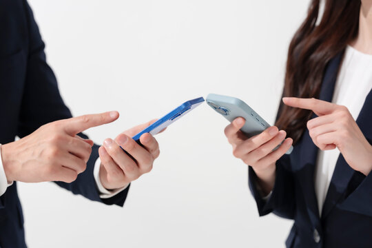 ビジネス　スマホ　男性　女性