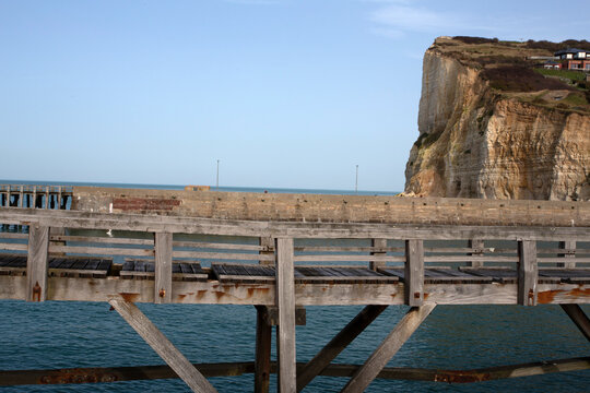 Pont pi&eacute;ton en bois sur la digue de F&eacute;camp