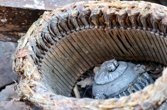 Viel Schrott auf einer Abrissbaustelle.
