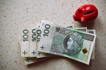 polskie banknoty i świnka skarbonka  © Marcin Łazarczyk