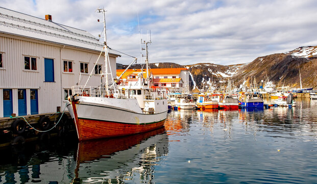 Norwegen Nordkap Fischesboote  Honningsv&aring;g ist eine Stadt in der norwegischen Kommune Nordkapp in der Provinz Finnmark.