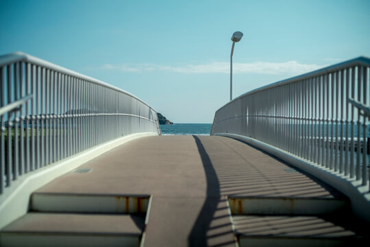 夕暮れの空と堤防の道を走る人