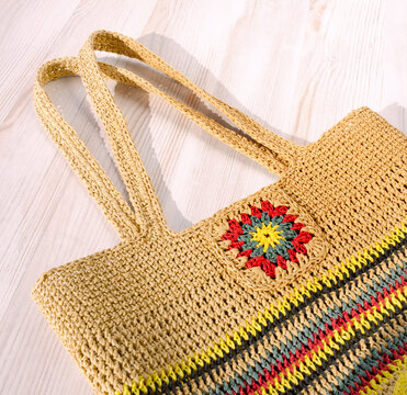 Women's eco bag made of raffia.