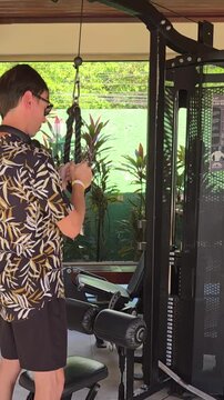 homem faz treino em acad&ecirc;mia 