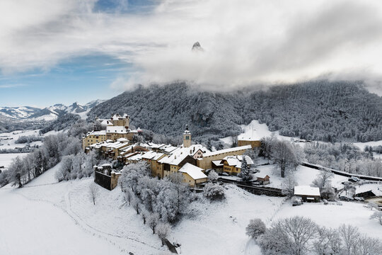 Le Ch&acirc;teau de Gruy&egrave;res aux portes du ciel
