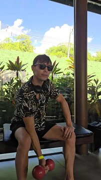 homem faz treino em acad&ecirc;mia 