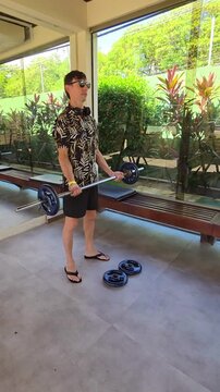 homem faz treino em acad&ecirc;mia 