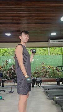 homem faz treino em acad&ecirc;mia 