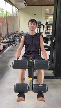 homem faz treino em acad&ecirc;mia 