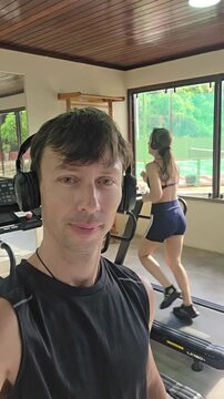 casal faz treino em academia 