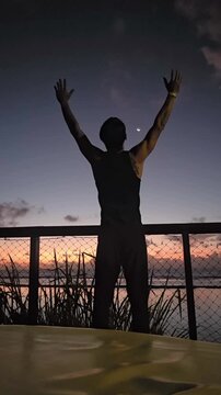 homem comtemplando praia em  paraiso 