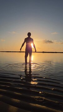 homem comtemplando praia em  paraiso 