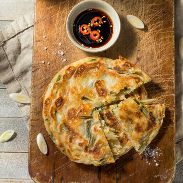 Galettes de ciboule ta&iuml;wanaises cong you bing dor&eacute;es croustillantes feuillet&eacute;es sauce soja