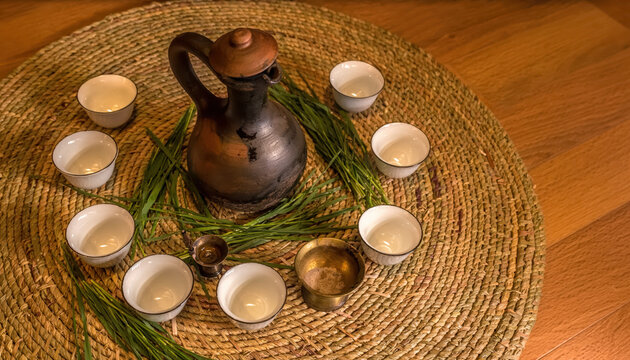 C&eacute;r&eacute;monie caf&eacute; &eacute;thiopienne jebena argile petites tasses cercle natte tress&eacute;e lumi&egrave;re dor&eacute;e