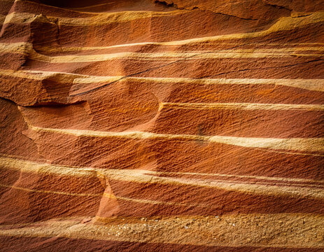 Texture de strates rocheuses en gr&egrave;s aux tons rouille et ambre