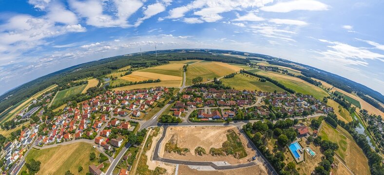 Ausblick auf die Ortschaft M&ouml;nchsroth an der Rotach im Kreis Ansbach im Sommer
