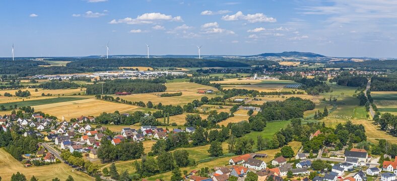 Ausblick auf die Ortschaft M&ouml;nchsroth an der Rotach im Kreis Ansbach im Sommer