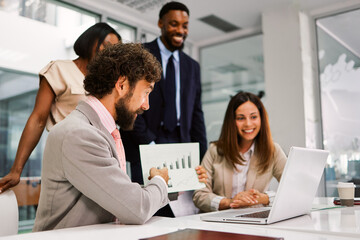 Naklejka premium Business professionals discussing growth during a corporate meeting