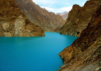 Obraz premium Attabad Lake Hunza Valley Pakistan – Stunning Turquoise Water Surrounded by Rugged Karakoram Mountains Landscape