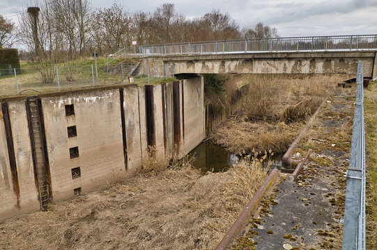 Historische Schleusenruine am unvollendeten Mittelkanal mit verwitterten Betonw&auml;nden in herbstlicher Landschaft, Merseburg, Saalekreis, Sachsen-Anhalt, Deutschland