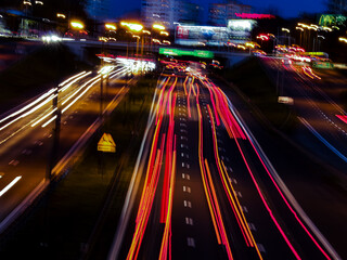rozmazany ruch drogowy nocą © matesiak