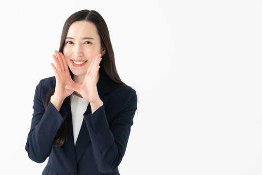 声援を送る女性社員