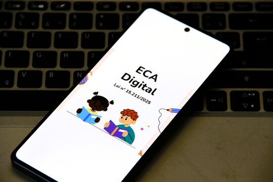ECA Digital - Lei n&ordm; 15.211/2025, em vigor desde mar&ccedil;o de 2026, &eacute; uma atualiza&ccedil;&atilde;o do Estatuto da Crian&ccedil;a e do Adolescente que amplia a prote&ccedil;&atilde;o integral para o ambiente virtual. 
