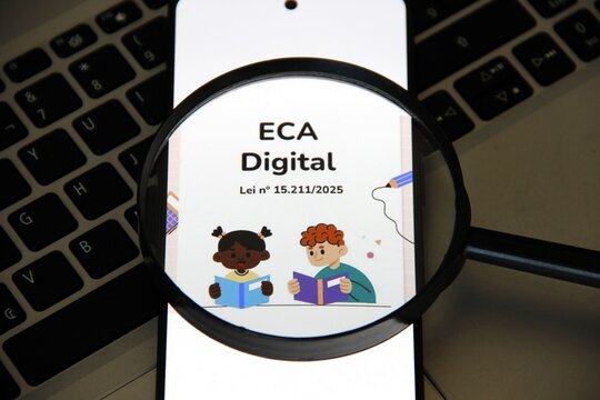 ECA Digital - Lei n&ordm; 15.211/2025, em vigor desde mar&ccedil;o de 2026, &eacute; uma atualiza&ccedil;&atilde;o do Estatuto da Crian&ccedil;a e do Adolescente que amplia a prote&ccedil;&atilde;o integral para o ambiente virtual. 