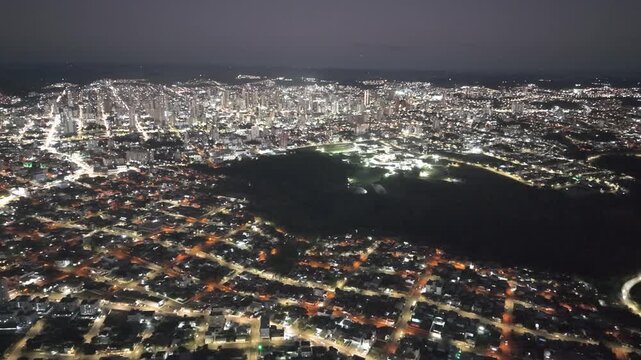 Panor&acirc;mica noturna da cidade de Chapec&oacute;. Pr&eacute;dios e casas. Drone.