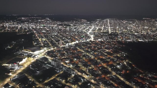Panor&acirc;mica noturna da cidade de Chapec&oacute;. Pr&eacute;dios e casas. Av S&atilde;o Pedro. Drone.