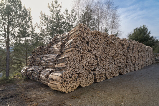 bois de chauffage en fagots chez le marchand de bois