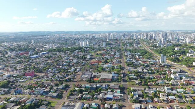 Panor&acirc;mica a&eacute;rea ampla de Chapec&oacute;. Centro, est&aacute;dio Arena Cond&aacute;.