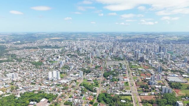 Panor&acirc;mica a&eacute;rea ampla de Chapec&oacute;. Centro, est&aacute;dio Arena Cond&aacute;.