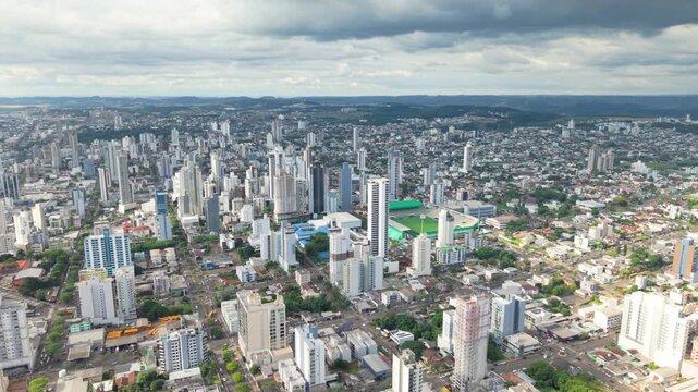 Vista a&eacute;rea do centro de Chapec&oacute; e do est&aacute;dio Arena Cond&aacute;. Drone.