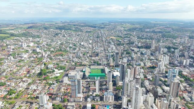 Panor&acirc;mica a&eacute;rea ampla de Chapec&oacute;, com vista para o est&aacute;dio 