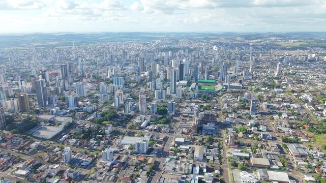 Panor&acirc;mica a&eacute;rea ampla de Chapec&oacute;. Centro, est&aacute;dio Arena Cond&aacute;, catedral.