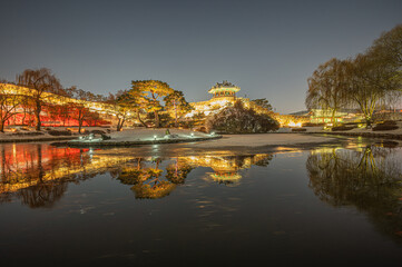 Naklejka premium Suwon Hwaseong Fortress at night covered in snow in South Korea.