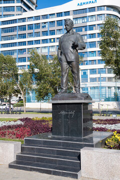 ROSTOV-ON-DON, RUSSIA - OCTOBER 3, 2021: A monument to Soviet writer M.A. Sholokhov on a sunny October day. Rostov-on-Don