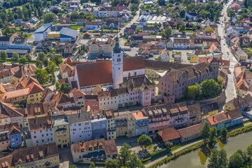 Obraz premium Luftbild der Stadt Neunkirchen vorm Wald im Kreis Schwandorf in der östlichen Oberpfalz
