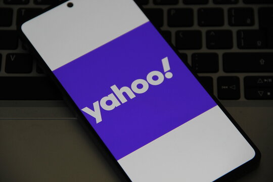 Yahoo - Portal web sediado em Sunnyvale, Calif&oacute;rnia que &eacute; uma subsidi&aacute;ria integral da Verizon Communications atrav&eacute;s da Verizon Media. O Yahoo foi fundado por Jerry Yang e David Filo em janeiro 1994.