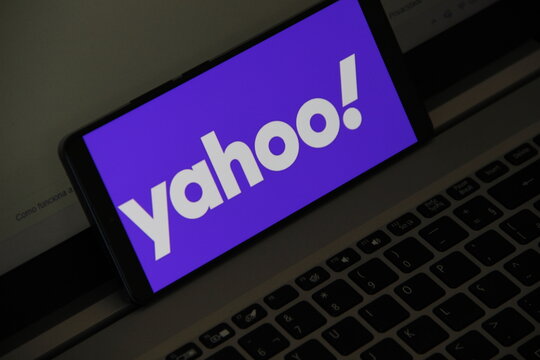 Yahoo - Portal web sediado em Sunnyvale, Calif&oacute;rnia que &eacute; uma subsidi&aacute;ria integral da Verizon Communications atrav&eacute;s da Verizon Media. O Yahoo foi fundado por Jerry Yang e David Filo em janeiro 1994.