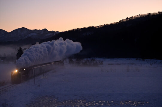夕暮れの雪原を進むC57