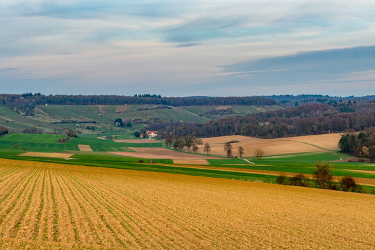 H&uuml;gelige Agrarlandschaft im Fr&uuml;hjahr