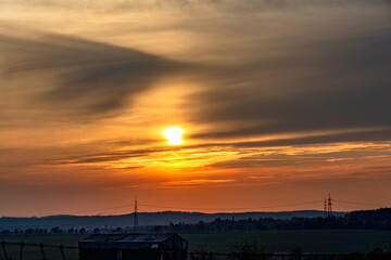 Fototapeta premium Sonnenuntergang und Hochspannungsmasten