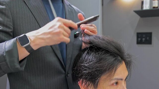 男性のヘアカット 斜め前方からの手元アップ 美容室 理容室施術シーン