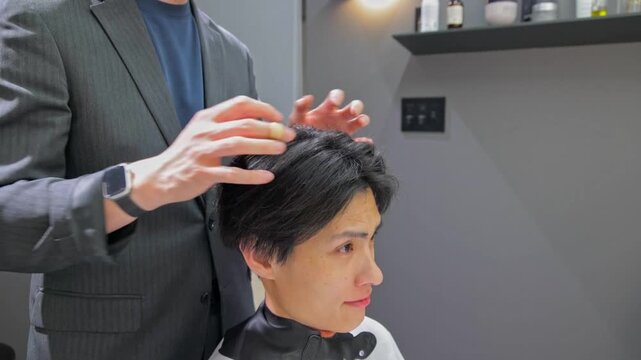 男性のヘアカット 斜め前方からの手元アップ 美容室 理容室施術シーン